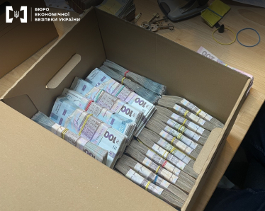 Обыски в !FEST. В БЭБ заявили об изъятии 400 банковских карт и 8 млн грн /Фото 2