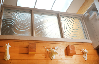 Загородный дом (почти) без дверей, с каминами и мебелью необычных форм. Как выглядит дом семьи львовских предпринимателей Лидии и Всеволода Биласов /Фото 27