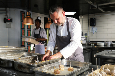 Шеф-кухар Юрій Ковриженко організував російський гастробойкот і зібрав £500 000 на допомогу Україні. Як працює кулінарна дипломатія /Фото 1