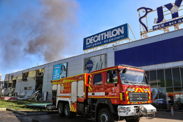 Российские войска разрушили уже 19 торговых центров. Выпущенная с Крыма ракета разнесла самый большой ТРЦ юга Украины. Как он пострадал /Фото 1