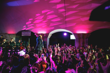 Київське метро стало головним концертним майданчиком країни. Як «підземні» виступи Боно, Бренсона і Монатіка допомагають перемагати у креативній війні /Фото 5