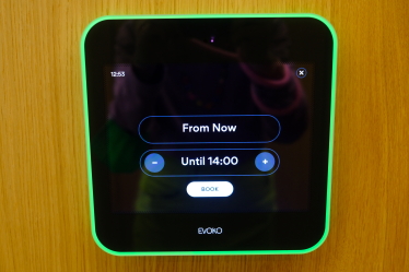 «МакДональдс»&amp;nbsp;реконструировали офис. В нем нет фиксированных мест, есть лаунж-зона с камином и новые рабочие зоны. Как это помогает коллаборациям команд /Фото 11