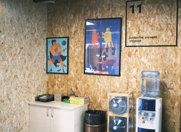 «Классные решения редко рождаются в переговорках». Как выглядит офис IT-компании EVO, где сотрудники самостоятельно могут оформлять пространство /Фото 58