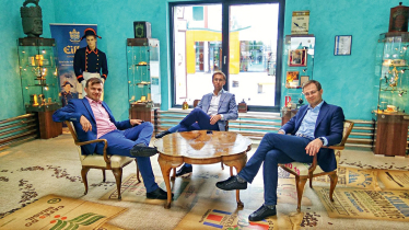 Давня справа. Корецький (у центрі), Ткаченко (ліворуч) і Кудін на переговорах в Австрії про постачання кави компанії J.J.Darboven на заправки WOG. /з особистого архіву