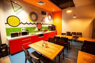 Офис-трансформер и оценка настроения по фото. Как выглядит новый инновационный рабочий хаб Fozzy Group /Фото 19