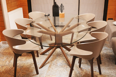 Загородный дом (почти) без дверей, с каминами и мебелью необычных форм. Как выглядит дом семьи львовских предпринимателей Лидии и Всеволода Биласов /Фото 30