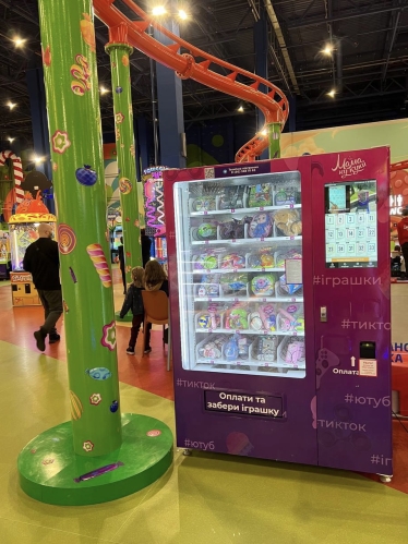 «Мама, ну купи» расположены в торговых центрах Respublika, Cosmo Multimall, Blockbuster Mall, сетях «Сильпо» и «Ашан».