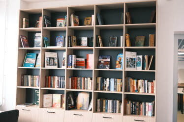 «Тиха» кімната, десятки дощок і ніяких стін. Як виглядає простір, де створюють ідеї в «Новій Пошті» /Фото 23