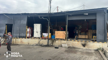 Росія вдарила по сортувальному депо «Нової пошти» на Чернігівщині (фото) /Фото 2
