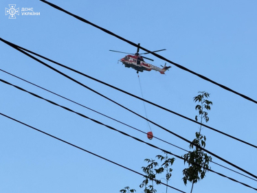 Росія атакувала Київ балістикою та дронами: 28 загиблих і понад 140 постраждалих. Біля пошкодженого будинку завершили пошукові роботи /Фото 4