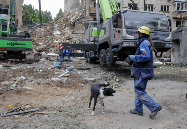 Росія атакувала Київ балістикою та дронами: 28 загиблих і понад 140 постраждалих. Біля пошкодженого будинку завершили пошукові роботи /Фото 1