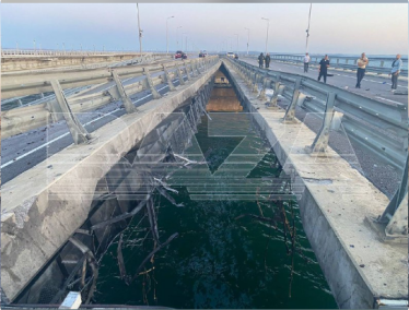 Росія заявила про пошкодження Кримського мосту, вночі там пролунали вибухи /Фото 1