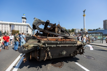 Розбитий російський танк на Хрещатику /Фото УНІАН