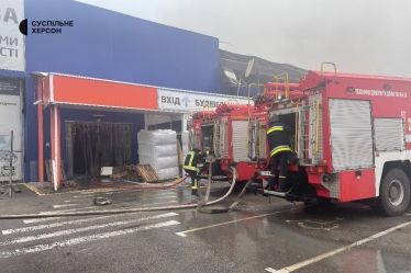 Росіяни вночі обстріляли Херсон, горіла будівля ТЦ «Епіцентр» (фото) /Фото 3
