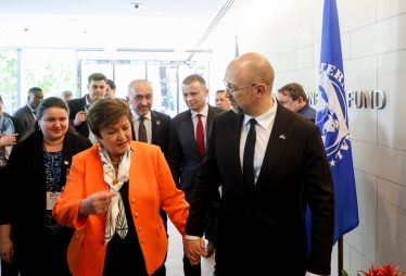 «МВФ дает нам время финансово подготовиться к победе». Почему Украина целый год воевала без программы Фонда и как выполняет ее условия сейчас. Интервью топ-менеджера МВФ Владислава Рашкована /Фото 2