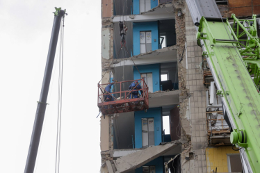 Росія атакувала Київ балістикою та дронами: 28 загиблих і понад 140 постраждалих. Біля пошкодженого будинку завершили пошукові роботи /Фото 3