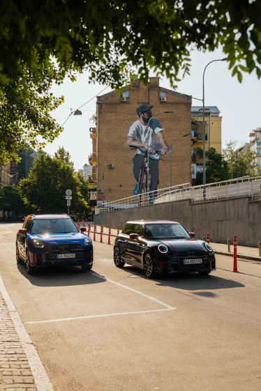 Фото MINI John Cooper Works та MINI JCW Countryman ALL4