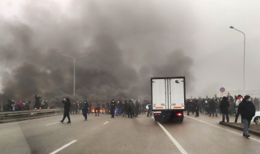 Казахстан охватили акции протеста из-за удорожания автогаза. Штурмуют админздания и жгут авто. Правительство ушло в отставку, акции местных компаний падают /Фото 3