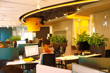 «МакДональдс»&amp;nbsp;реконструировали офис. В нем нет фиксированных мест, есть лаунж-зона с камином и новые рабочие зоны. Как это помогает коллаборациям команд /Фото 14