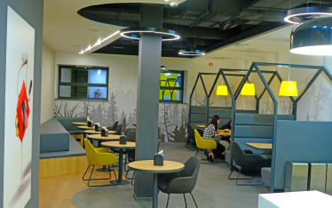 «МакДональдс»&amp;nbsp;реконструировали офис. В нем нет фиксированных мест, есть лаунж-зона с камином и новые рабочие зоны. Как это помогает коллаборациям команд /Фото 28