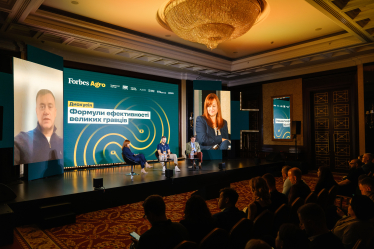 Алекс Ліссітса, голова ради директорів ІМК; Анна Лебединець, асоційована директорка, старша банкірка ЄБРР; Вʼячеслав Чук, директор із комерційної діяльності та стратегічного маркетингу «Астарти»; Георг фон Нолкен, СЕО Continental Farmers Group