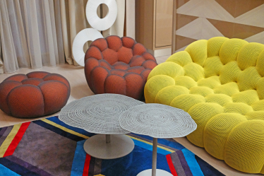 Загородный дом (почти) без дверей, с каминами и мебелью необычных форм. Как выглядит дом семьи львовских предпринимателей Лидии и Всеволода Биласов /Фото 11