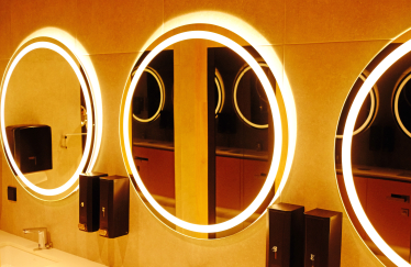 «МакДональдс»&amp;nbsp;реконструировали офис. В нем нет фиксированных мест, есть лаунж-зона с камином и новые рабочие зоны. Как это помогает коллаборациям команд /Фото 37