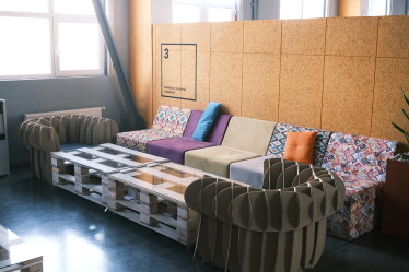 «Классные решения редко рождаются в переговорках». Как выглядит офис IT-компании EVO, где сотрудники самостоятельно могут оформлять пространство /Фото 56