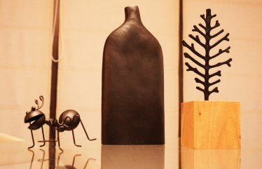 Загородный дом (почти) без дверей, с каминами и мебелью необычных форм. Как выглядит дом семьи львовских предпринимателей Лидии и Всеволода Биласов /Фото 15