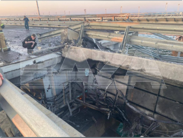 Росія заявила про пошкодження Кримського мосту, вночі там пролунали вибухи /Фото 3