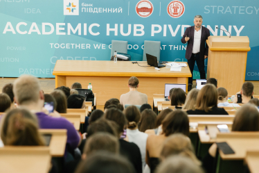 Практика, що відкриває майбутнє. В Academic Hub Pivdenny понад рік навчають студентів розв’язувати реальні бізнес-завдання – як це працює /Фото 1