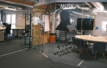 «Классные решения редко рождаются в переговорках». Как выглядит офис IT-компании EVO, где сотрудники самостоятельно могут оформлять пространство /Фото 34