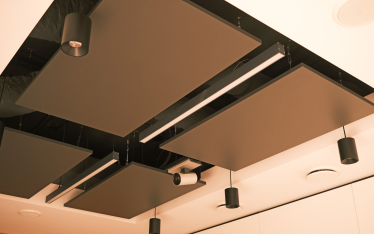 «МакДональдс»&amp;nbsp;реконструировали офис. В нем нет фиксированных мест, есть лаунж-зона с камином и новые рабочие зоны. Как это помогает коллаборациям команд /Фото 34