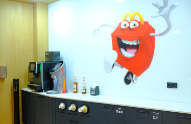 «МакДональдс»&amp;nbsp;реконструировали офис. В нем нет фиксированных мест, есть лаунж-зона с камином и новые рабочие зоны. Как это помогает коллаборациям команд /Фото 31