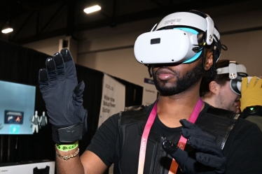 Шолом, жилет і рукавички віртуальної реальності /Gettyimages