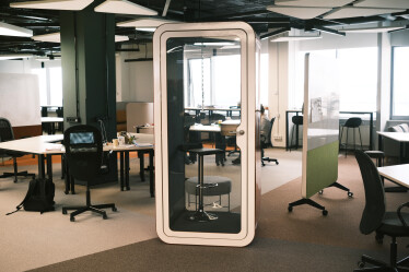 «Тиха» кімната, десятки дощок і ніяких стін. Як виглядає простір, де створюють ідеї в «Новій Пошті» /Фото 28