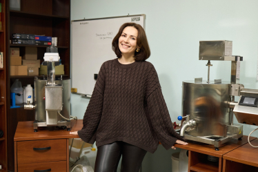 Лілія Сємєйкіна у цеху з виготовлення косметики