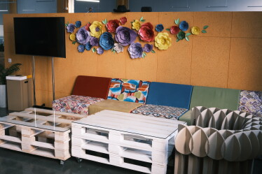 «Классные решения редко рождаются в переговорках». Как выглядит офис IT-компании EVO, где сотрудники самостоятельно могут оформлять пространство /Фото 8