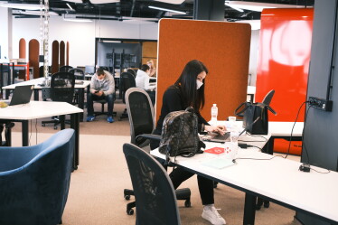 «Тиха» кімната, десятки дощок і ніяких стін. Як виглядає простір, де створюють ідеї в «Новій Пошті» /Фото 17