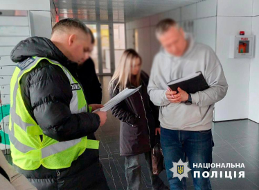 У Києві поліція проводить обшуки на фармпідприємствах «Артеріум», «Фармак» та «Дарниця». Що про це відомо /Фото 3
