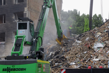 Росія атакувала Київ балістикою та дронами: 28 загиблих і понад 140 постраждалих. Біля пошкодженого будинку завершили пошукові роботи /Фото 2