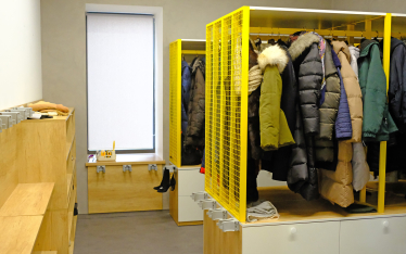 «МакДональдс»&amp;nbsp;реконструировали офис. В нем нет фиксированных мест, есть лаунж-зона с камином и новые рабочие зоны. Как это помогает коллаборациям команд /Фото 36