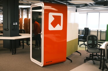 «Тиха» кімната, десятки дощок і ніяких стін. Як виглядає простір, де створюють ідеї в «Новій Пошті» /Фото 27