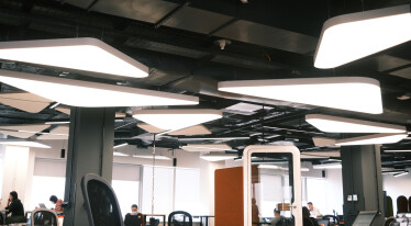 «Тиха» кімната, десятки дощок і ніяких стін. Як виглядає простір, де створюють ідеї в «Новій Пошті» /Фото 34