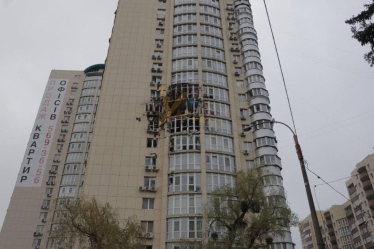 Враг ночью в очередной раз атаковал Киев «шахедами». Силы ПВО сбили 100% целей, имеются повреждения домов и авто /Фото 1