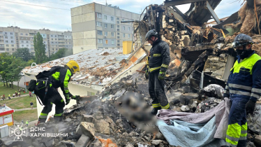 У Харкові є загиблі після удару Росії по багатоповерхівці (фото) /Фото 2