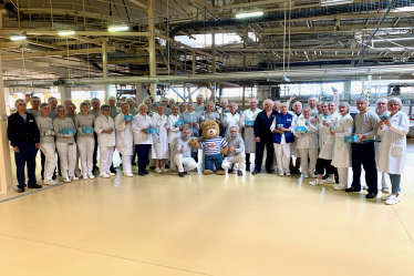 Співробітники «Монделіс Україна» у відбудованому цеху з виробництва бісквітів Тростянецької кондитерської фабрики