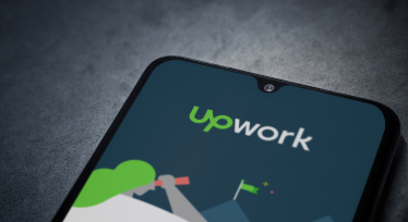 Фриланс-биржа Upwork сделала рассылку об угрозе войны. Украинские предприниматели жалуются, что теряют контракты из-за этого. Детали конфликта