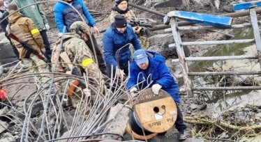 Техніки українських телекомунікаційних компаній працюють у небезпечних умовах, щоб Україна залишалася на звʼязку.