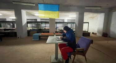 Під українським прапором: співробітник Railsware працює у бомбосховищі під час повітряної тривоги